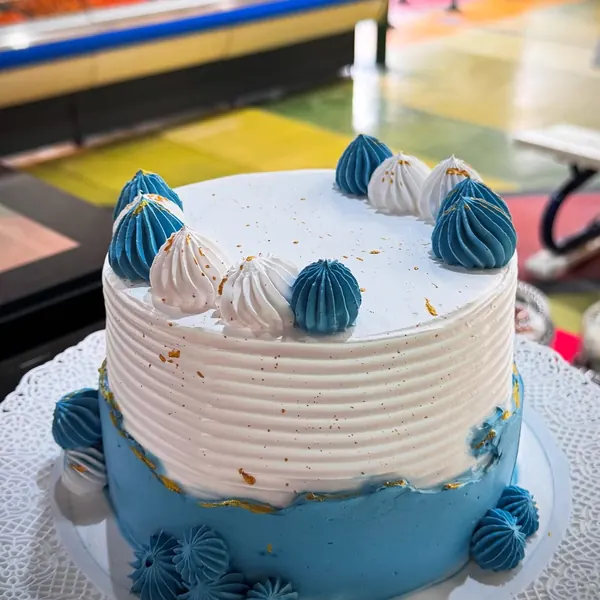 Torta blanca y celeste con merenguitos