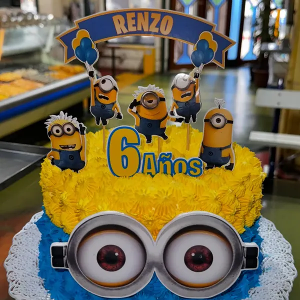 Torta amarilla y azul de los Minions para los 6 años de Renzo