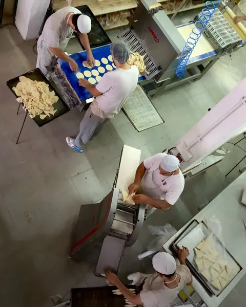 El equipo trabajando en la cuadra, vista desde arriba